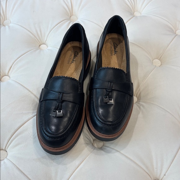 NEW Clarks Women's Black Leather Loafers - Picture 3 of 4